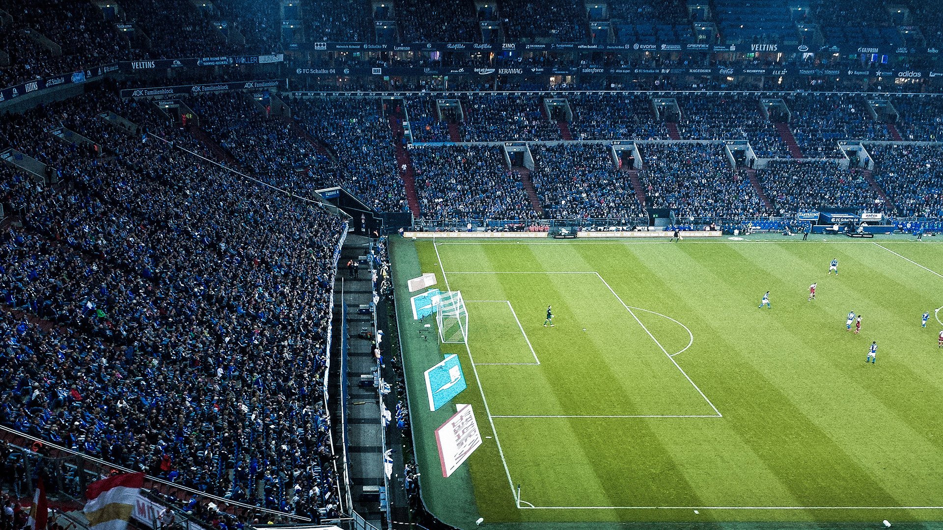 爱游戏app-球迷风云:最疯狂的比赛现场互动瞬间,足球疯狂球迷